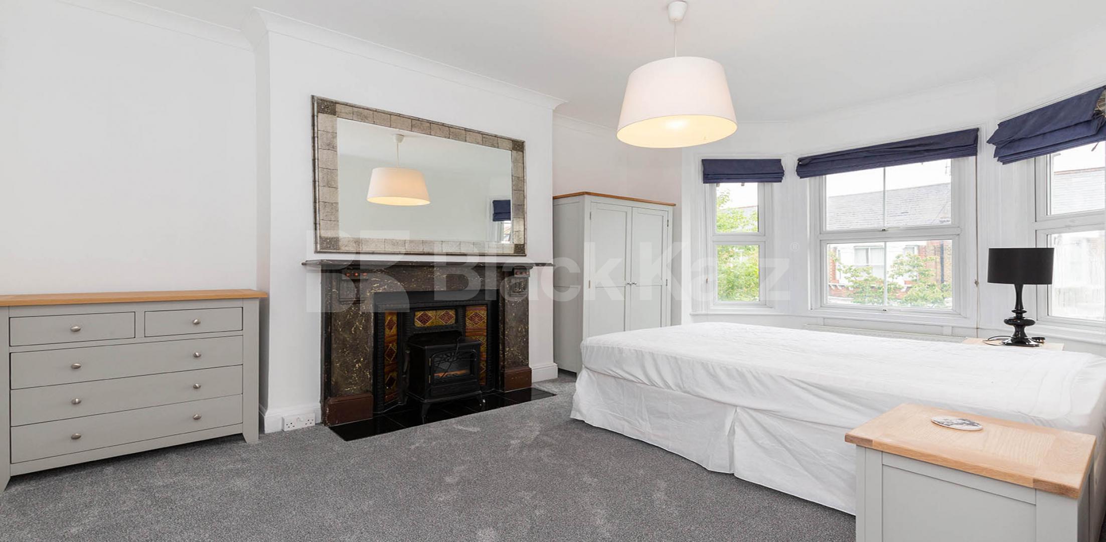 Central camden location 3 double bedrooms plus lounge mins to tube snd shops College Place, Camden